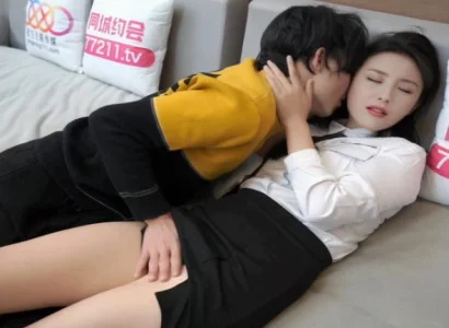 Cô gái văn phòng xinh lén chiều sếp để đổi lấy tiền