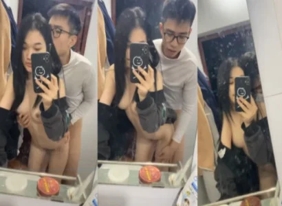 Đôi bạn trẻ cùng làm tình nhau trước gương