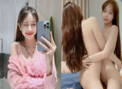 Cặp bạn thân gồm Lâm Thái Vy móc bím với nhau trong buổi livestream