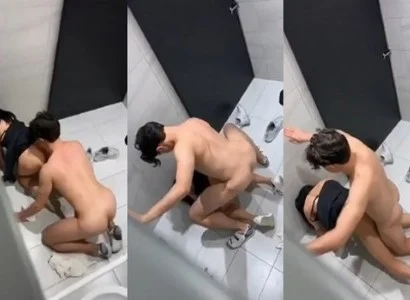 Họ đang quan hệ thắm thiết trong WC