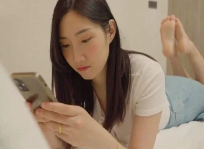 Chị ấy ăn vụng với anh nhân viên giao hàng