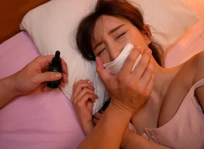 Kẻ đó chuốc thuốc mê cô em họ xinh đẹp và thực hiện hành vi quan hệ